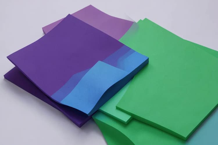 Exemplos de materiais como papel fotográfico e EVA para topo de bolo.