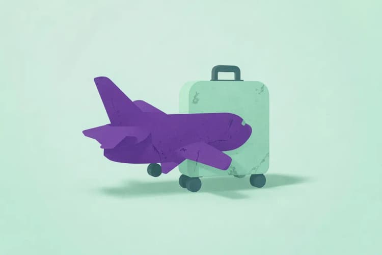 Topo de bolo de casamento com tema de viagem, com um avião e malas.