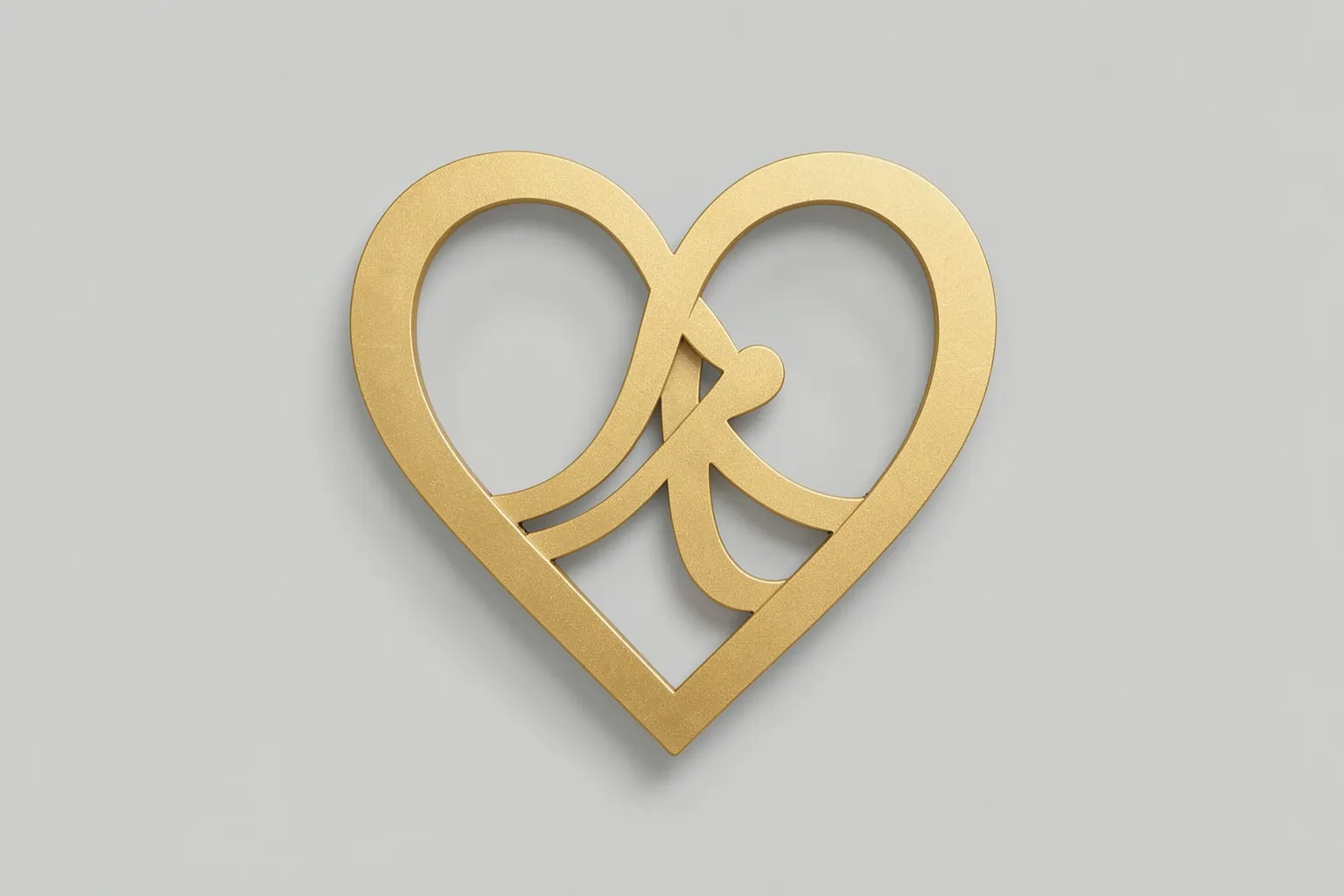 Topo de bolo de casamento dourado com as iniciais dos noivos em formato de coração