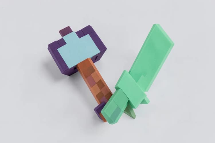 Topo de bolo de videogame Minecraft com picareta e espada.